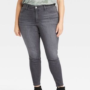 Women's High-Rise Skinny Jeans. Black/gray